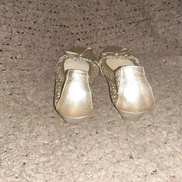 HISPANITAS-Gold Leather-Laser Cut-Out Flower-Pleated Square Toe-Sz 37-NWOB - Picture 5 of 7